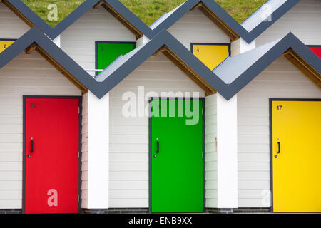 Neue farbenfrohe Strandhütten, farbenfrohe Strandhütten, entlang der Promenade in Swanage, Dorset UK im Mai Stockfoto