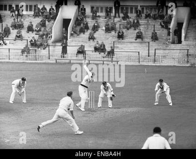 Grafschaft-Meisterschaft 1959. Yorkshire V Lancashire auf Bramall Lane, Sheffield. Lancs. Eröffnung der Schlagmann Geoff Pullar trifft vier aus Ray Illingworth. 1. August 1959. Stockfoto