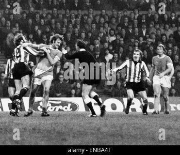 Manchester City V Stoke City League-Spiel an der Maine Road, Samstag, 9. November 1974. Rodney Marsh kollidiert mit Terry Conroy unter wachsamen Augen der Schiedsrichter, auch abgebildet, John Mahoney & Alan Oakes (rechts). Die Folge war Conroy, gebucht. Endstand: M Stockfoto