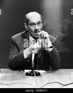 US-amerikanischer Schauspieler Groucho Marx raucht eine Zigarre bei einer Pressekonferenz in London, bevor er seine erste exklusive britische TV-Auftritt in einer neuen Quiz-Show macht mit dem Titel "The Celebrity Game". 1. Juni 1964. Stockfoto