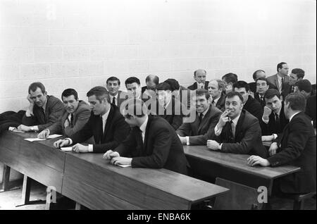 Fußball Verein Teach an der Leeds University mit Sheffield United Manager John Harris, Leeds Manager Don Revie und Johnny Steele von Barnsley. 12. Februar 1969. Stockfoto