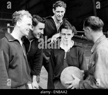 Stoke City Trainer Jack Marshall (rechts), hat ein Wort mit Newcomern (von links nach rechts) Bobby Cairns, Len Davies, Jack Short und Joe Hutton, 9. August 1954. Stockfoto