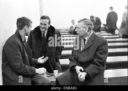 Fußball Verein Teach an der Leeds University. Huddersfield Town Manager Ian Greaves, Leeds Manager Don Revie und Sid Owen von Leeds mit einem Chat vor der Klasse. 12. Februar 1969. Stockfoto