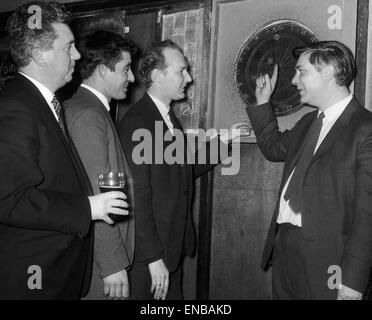 Stammkunden des Elm Park Pub in unterstützt, Essex von links nach rechts: Ron Bates, Jim Shepherd, Alan Kemp-Gespräch mit dem Produzenten Tony Broughton während der Produktion einer neuen Fernsehsendung namens "Quiz Time Herren bitte". 25. Januar 1968. Stockfoto