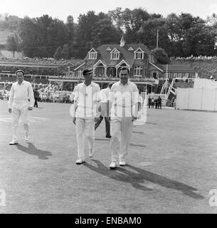 Grafschaft-Meisterschaft 1967. Kent v. Warwickshire auf Crabble Athletic Ground, Dover. Colin Cowdrey führt Kent Spieler. 30. August 1967. Stockfoto