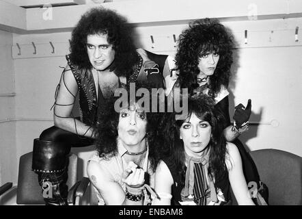 Amerikanische Rockband Kiss gesehen hier in eine sehr kurze Pause zwischen den Zahlen auf ihrem Konzert in der Wembley Arena, angeblich zum ersten Mal gesehen sie ohne ihre Bühne bilden. Obere Reihe links nach rechts sind: Gene Simmons und Eric Carr. Untere Reihe: Paul Stockfoto