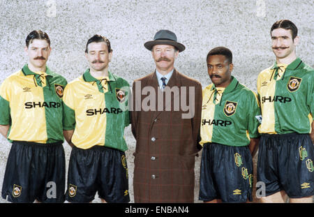 Manchester United-Trainer Alex Ferguson mit seinen Spielern l-r: Lee Sharpe, Mark Hughes, Paul Parker und Eric Cantona tragen die neuen gelb und grün Dritter kit komplett mit gefälschten alten altmodischen Schnurrbärte. Das Shirt hat Fotos von einem Ol nachempfunden wurde Stockfoto