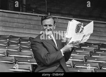 Leeds United Manager Don Revie an der Elland Road mit Telegramme, die ihm zum Gewinn der ersten Meisterschaft gratulieren. 29. April 1969. Stockfoto