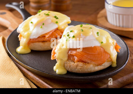 Eine köstliche Eggs Benedict mit geräuchertem Lachs, Sauce Hollandaise und Schnittlauch. Stockfoto