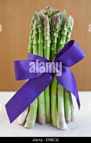 Ein Bündel Spargel mit lila Schleife gebunden Stockfoto