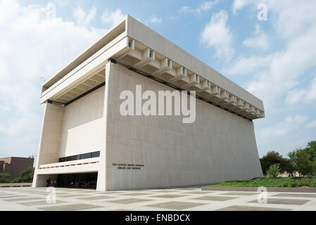 AUSTIN, Texas, USA – Außenansicht der LBJ Library and Museum in Austin Texas. Die LBJ Library and Museum (LBJ Presidential Library) ist eine der 13 Präsidentenbibliotheken, die von der National Archives and Records Administration verwaltet werden. Es beherbergt historische Dokumente aus Lyndon Johnsons Präsidentschaft und dem politischen Leben sowie ein Museum. Stockfoto