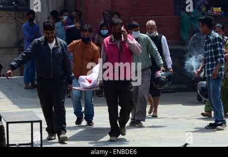 Kathmandu, Nepal. 1. Mai 2015. Menschen, die die Leichen für Masse Einäscherung, starb bei einem Erdbeben in Pashupatinath, Kathmandu. Bildnachweis: Prabhat Kumar Verma/Pacific Press/Alamy Live-Nachrichten Stockfoto