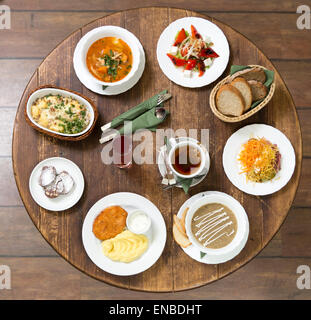 Verschiedene Optionen für Business-Lunch im provenzalischen Stil Stockfoto