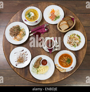 Verschiedene Optionen für Business-Lunch im provenzalischen Stil Stockfoto