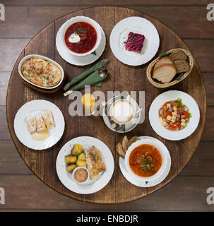 Verschiedene Optionen für Business-Lunch im provenzalischen Stil Stockfoto