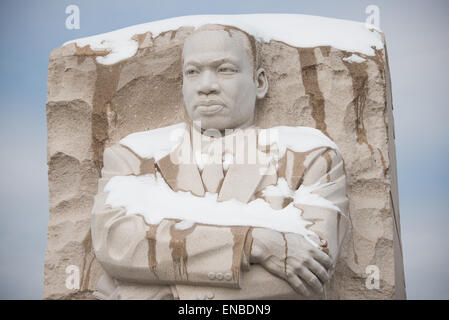 WASHINGTON DC, USA – Schnee bedeckt das Martin Luther King Jr Memorial am Ufer des Tidal Basin, nachdem ein Winterschneesturm Washington DC getroffen hat. Stockfoto