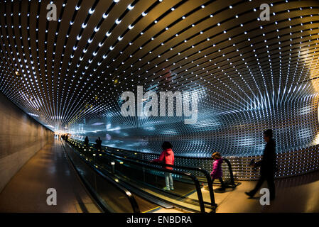 National Gallery of Art Multiverse Light Sculpture Washington DC // WASHINGTON DC — 'Multiverse' (2008) von Leo Villareal, eine immersive Lichtskulptur-Installation mit 41.000 computerprogrammierten LEDs, beleuchtet den 200 Fuß langen Concourse Walkway, der die Ost- und Westgebäude der National Gallery of Art verbindet Dieses dynamische Bildmaterial erzeugt ständig wechselnde Lichtmuster und verbindet programmierte Sequenzen mit Elementen des Zufalls. Stockfoto