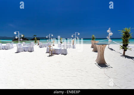 Hochzeitsdekoration am tropischen Strand Stockfoto