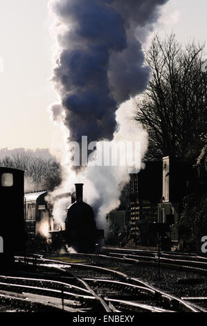 J15 der Klasse 0-6-0 Nr. 7564 machen eine rauchige Abkehr von Bitton station mit einem Santa Zug. Stockfoto