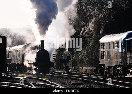 J15 Nr. 7564 machen eine rauchige Abkehr von Bitton Station mit dem Zug der Santa-Klasse. Stockfoto