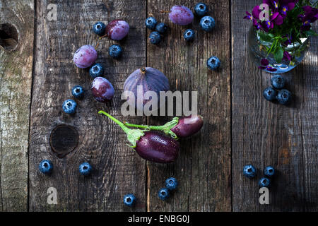 Lila Farbe in Gemüse - Heidelbeere, Pflaume, Aubergine und Feigen auf alten hölzernen Hintergrund Stockfoto