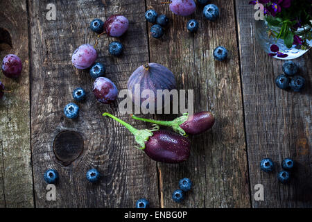 Lila Farbe in Gemüse - Heidelbeere, Pflaume, Aubergine und Feigen auf alten hölzernen Hintergrund Stockfoto