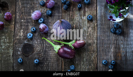 Lila Farbe in Gemüse - Heidelbeere, Pflaume, Aubergine und Feigen auf alten hölzernen Hintergrund Stockfoto