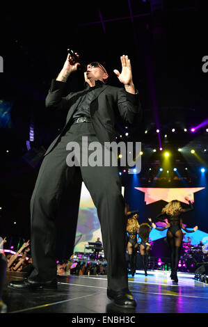 Enrique Iglesias und Pitbull durchführen in der American Airlines Arena mit Stargast kolumbianischen Reggaeton Sänger J Balvin Featuring: Pitbull wo: Miami, Florida, USA bei: 27. Oktober 2014 Stockfoto