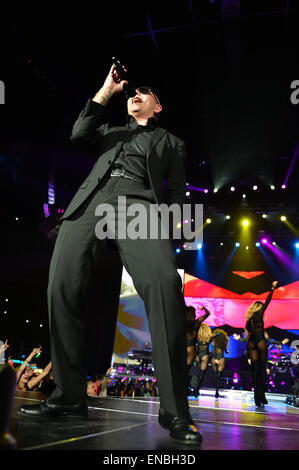 Enrique Iglesias und Pitbull durchführen in der American Airlines Arena mit Stargast kolumbianischen Reggaeton Sänger J Balvin Featuring: Pitbull wo: Miami, Florida, USA bei: 27. Oktober 2014 Stockfoto