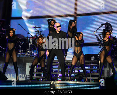 Enrique Iglesias und Pitbull durchführen in der American Airlines Arena mit Stargast kolumbianischen Reggaeton Sänger J Balvin Featuring: Pitbull wo: Miami, Florida, USA bei: 27. Oktober 2014 Stockfoto