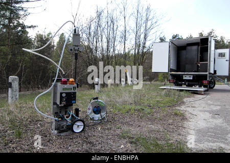 Tschernobyl, Ukraine. 1. Mai 2015. Ukrainische Feuerwehrleute Rest und Pumpe Wasser aus einem kleinen Fluss nach der Brandbekämpfung in der Nähe des Dorfes Lubjanka, ca. 25 km von Chernobyl Nuclear Power plant, Ukraine, 1. Mai 2015. Ein Lauffeuer tobte nahe, dass das Kernkraftwerk von Tschernobyl ukrainische Behörden sagte am 29 April unter Kontrolle gebracht wurde. Feuerwehrleute die Flammen an der weiteren Ausbreitung gestoppt haben, sagte der ukrainischen Notdienst Situationen, die des Landes Feuerwehr betreut, in Kiew. Bildnachweis: ZUMA Press, Inc./Alamy Live-Nachrichten Stockfoto