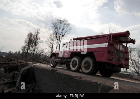 Tschernobyl, Ukraine. 1. Mai 2015. Ukrainische Feuerwehrleute Rest und Pumpe Wasser aus einem kleinen Fluss nach der Brandbekämpfung in der Nähe des Dorfes Lubjanka, ca. 25 km von Chernobyl Nuclear Power plant, Ukraine, 1. Mai 2015. Ein Lauffeuer tobte nahe, dass das Kernkraftwerk von Tschernobyl ukrainische Behörden sagte am 29 April unter Kontrolle gebracht wurde. Feuerwehrleute die Flammen an der weiteren Ausbreitung gestoppt haben, sagte der ukrainischen Notdienst Situationen, die des Landes Feuerwehr betreut, in Kiew. Bildnachweis: ZUMA Press, Inc./Alamy Live-Nachrichten Stockfoto