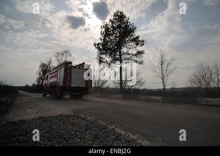 Tschernobyl, Ukraine. 1. Mai 2015. Ukrainische Feuerwehrleute Rest und Pumpe Wasser aus einem kleinen Fluss nach der Brandbekämpfung in der Nähe des Dorfes Lubjanka, ca. 25 km von Chernobyl Nuclear Power plant, Ukraine, 1. Mai 2015. Ein Lauffeuer tobte nahe, dass das Kernkraftwerk von Tschernobyl ukrainische Behörden sagte am 29 April unter Kontrolle gebracht wurde. Feuerwehrleute die Flammen an der weiteren Ausbreitung gestoppt haben, sagte der ukrainischen Notdienst Situationen, die des Landes Feuerwehr betreut, in Kiew. Bildnachweis: ZUMA Press, Inc./Alamy Live-Nachrichten Stockfoto