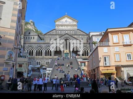 Touristen auf der Piazza und auf Stufen zum Duomo di Sant Andrea, Amalfi, Italien. Stockfoto