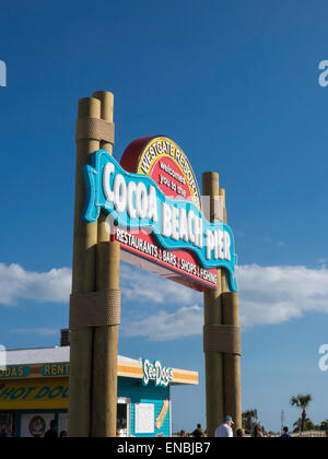 Cocoa Beach Pier Wegweiser, Florida, USA Stockfoto