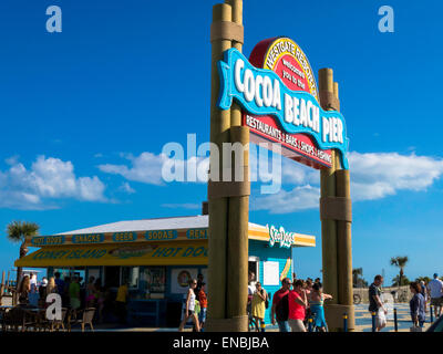 Cocoa Beach Pier Wegweiser, Florida, USA Stockfoto