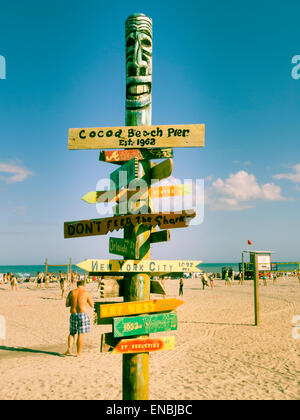 Cocoa Beach Pier Wegweiser, Florida, USA Stockfoto