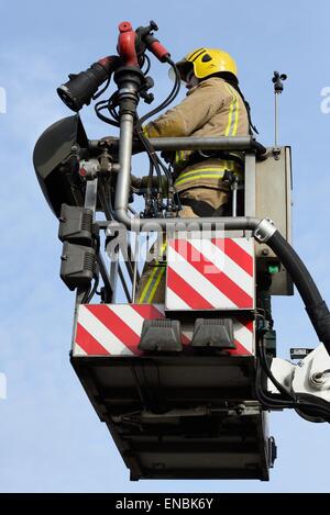 Schottland Feuer und Rettung service-Hubrettung Plattform Käfig und Betreiber Stockfoto