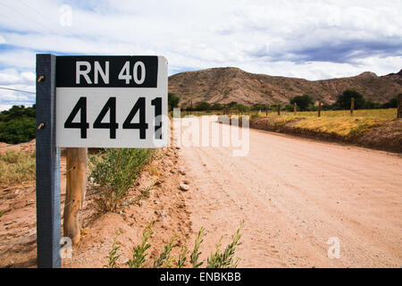 Straße von Molinos nach Cafayate. Valles Calchaquies, Salta, Argentinien. Historische National Route 40. Ruta Nacional 40. Stockfoto