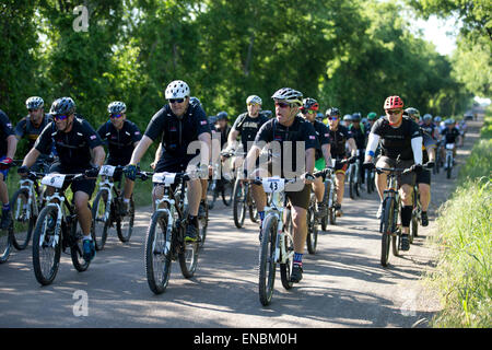 Ehemalige Pres.George W. Bush fährt mit Kriegsveteranen während der Bush-Institut Krieger 100K Radtour auf seiner Ranch in Texas Stockfoto