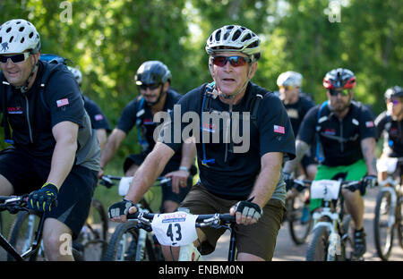 Ehemalige Pres.George W. Bush fährt mit Kriegsveteranen während der Bush-Institut Krieger 100K Radtour auf seiner Ranch in Texas Stockfoto