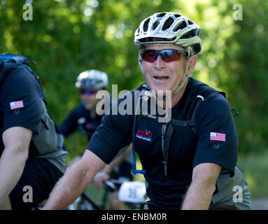 Ehemalige Pres.George W. Bush fährt mit Kriegsveteranen während der Bush-Institut Krieger 100K Radtour auf seiner Ranch in Texas Stockfoto