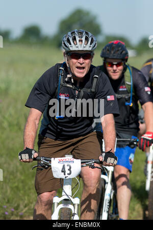 Ehemalige US-Pres.George W. Bush führt Militärveteranen während der Bush-Institut Krieger 100K Radtour auf seiner Ranch in Texas Stockfoto