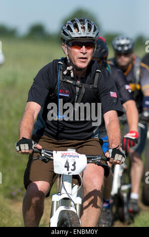 Ehemalige US-Pres.George W. Bush führt Militärveteranen während der Bush-Institut Krieger 100K Radtour auf seiner Ranch in Texas Stockfoto