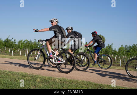 Ehemaliger US-Präsident George W. Bush, l, fährt während der Bush-Institut Krieger 100K Trail Radtour auf seiner Ranch in Texas Stockfoto