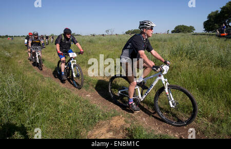 Ehemaliger US-Präsident George W. Bush, R, fährt während der Bush-Institut Krieger 100K Trail Radtour auf seiner Ranch in Texas Stockfoto