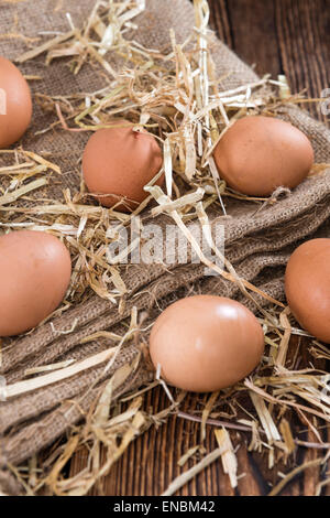 Rohen Eiern auf rustikalen hölzernen Hintergrund (close-up erschossen) Stockfoto