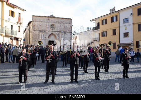 Cocullo, Italien. 1. Mai 2015. Jedes Jahr in Cocullo (Abruzzen, Italien) ist ein einzigartiges Festival in Onoour Heiligen Domenico, Beschützer von Schlangenbiss halten. Die Tradition ist alt wie der Mensch auf der Erde, weil Schlange stellen die Verbindung zwischen Uman Leben und Muttererde.  Sind die Schlangen in den Bildern "vier gefütterte Schlange" (bieten Quatuorlineata). Serpari (Dies ist der Name der Leute, die lebendig Schlange jagen) ist das einzige Volk in Europa mit der Erlaubnis zu jagen und zu verhaften Schlangen, der die Tage nach dem Festival Kredit freigegeben werden: Francesco Gustincich/Alamy Live News Stockfoto