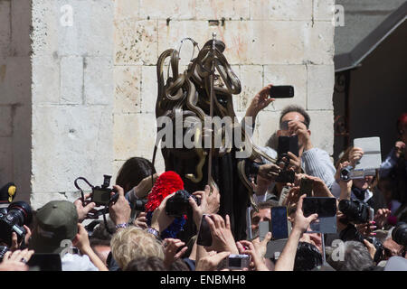 Cocullo, Italien. 1. Mai 2015. Jedes Jahr in Cocullo (Abruzzen, Italien) ist ein einzigartiges Festival in Onoour Heiligen Domenico, Beschützer von Schlangenbiss halten. Die Tradition ist alt wie der Mensch auf der Erde, weil Schlange stellen die Verbindung zwischen Uman Leben und Muttererde.  Sind die Schlangen in den Bildern "vier gefütterte Schlange" (bieten Quatuorlineata). Serpari (Dies ist der Name der Leute, die lebendig Schlange jagen) ist das einzige Volk in Europa mit der Erlaubnis zu jagen und zu verhaften Schlangen, der die Tage nach dem Festival Kredit freigegeben werden: Francesco Gustincich/Alamy Live News Stockfoto