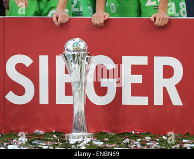 Köln, Deutschland. 1. Mai 2015. Deutsche Frauen-Fußball-Cup-Finale, FFC Turbine Potsdam Vs VfL Wolfsburg: die Trophäe wird angezeigt. Bildnachweis: Jürgen Schwarz/Alamy Live-Nachrichten Stockfoto